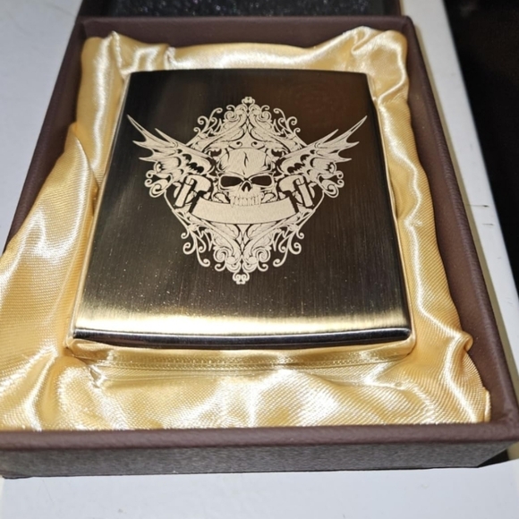 NEW! Elegant Skull And Scroll Embossed Cigarette Case - Picture 4 of 6
